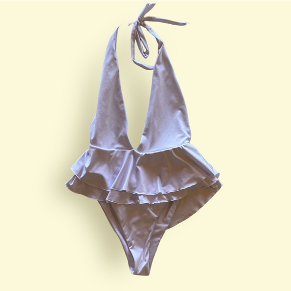 NWOT White Ruffle One Piece Swimsuit. Great Condition! - Picture 1 of 9